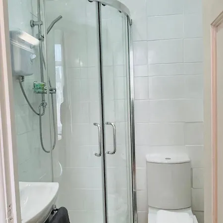 Guest house Double With Private Bathroom Partial Tower View 16 Havelock Street - 5 *