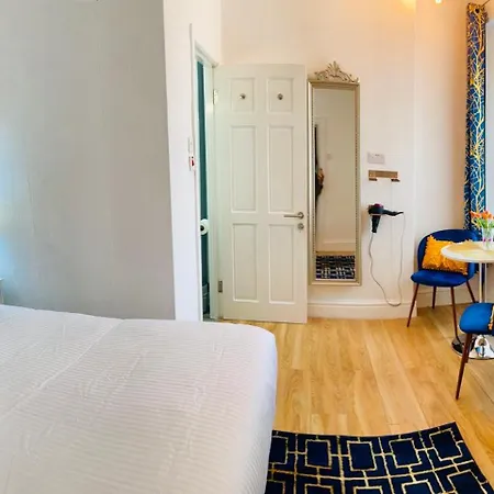 Guest house Double With Private Bathroom Partial Tower View 16 Havelock Street - 5