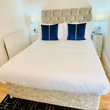 Double With Private Bathroom Partial Tower View 16 Havelock Street - 5 Blackpool