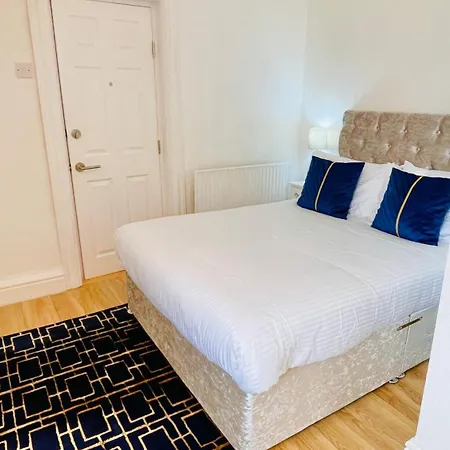 Double With Private Bathroom Partial Tower View 16 Havelock Street - 5 *