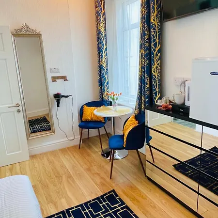 Guest house Double With Private Bathroom Partial Tower View 16 Havelock Street - 5 *