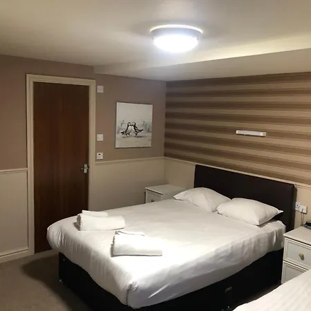 Lyndene 3*