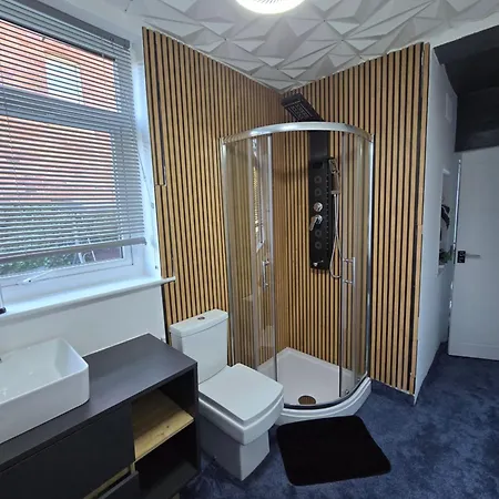 Ensuite With Private Entrance And Private Garden * Blackpool
