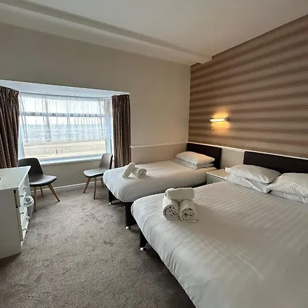 Lyndene 3*
