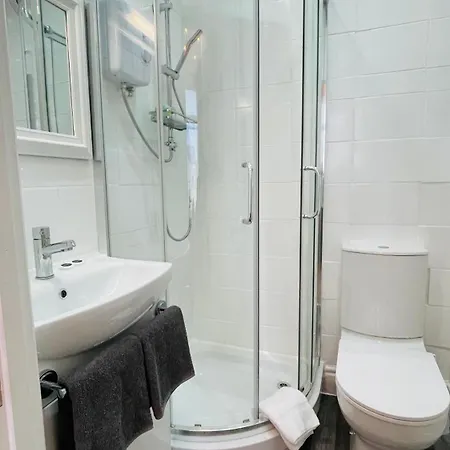 Guest house Double With Private Bathroom Partial Tower View 16 Havelock Street - 5
