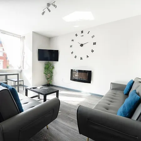 Charles Alexander Short - Vibe Apartment