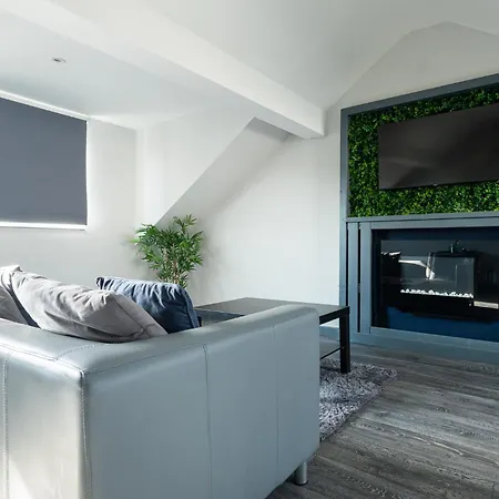 Charles Alexander Short - Vibe Apartment
