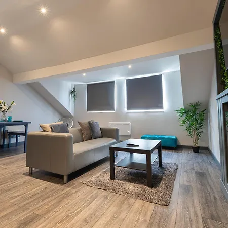 Charles Alexander Short - Vibe Apartment *