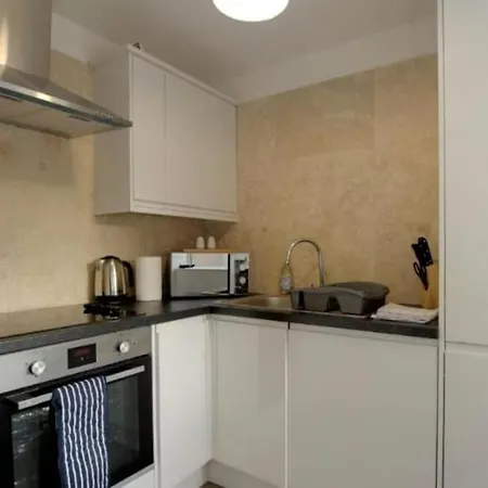 Beautiful & Spacious In Centre *