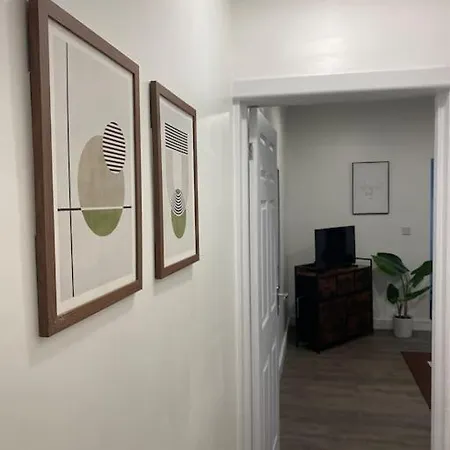 Beautiful & Spacious In Centre Apartment *