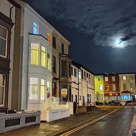 Double With Private Bathroom Partial Tower View 16 Havelock Street - 5 Guest house Blackpool