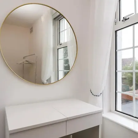 Kitty - 3 Bedroom - Warm And Welcoming - Sleeps 5 - Blackpool