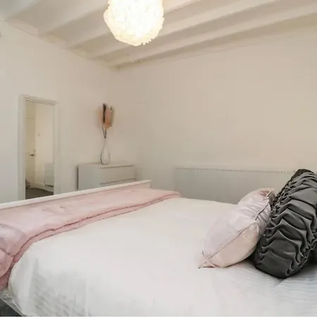 Kitty - 3 Bedroom - Warm And Welcoming - Sleeps 5 - * Blackpool