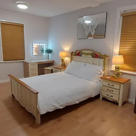 The Enigma - 2 Master Bedrooms Sleeps 6 Apartment *