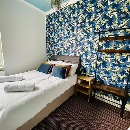 Holiday home - 4 Beds - Sleeps 10 - Pet Friendly *