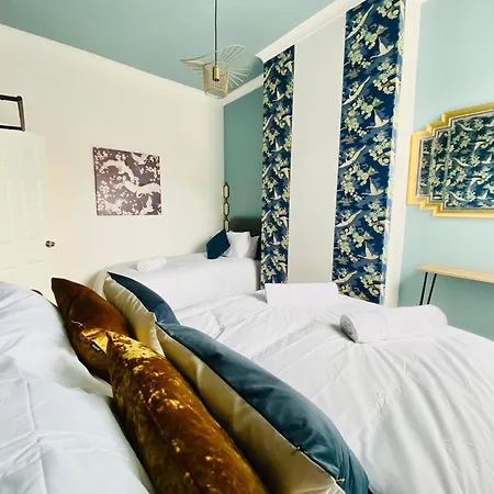 - 4 Beds - Sleeps 10 - Pet Friendly Holiday home Blackpool