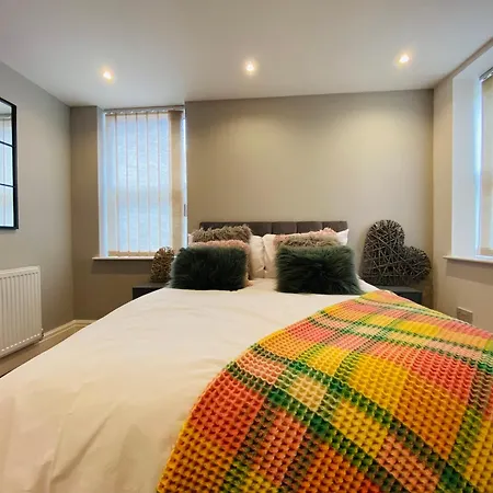 - 4 Beds - Sleeps 10 - Pet Friendly Holiday home Blackpool