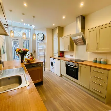 - 4 Beds - Sleeps 10 - Pet Friendly Blackpool