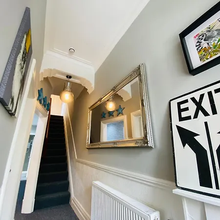 Holiday home - 4 Beds - Sleeps 10 - Pet Friendly