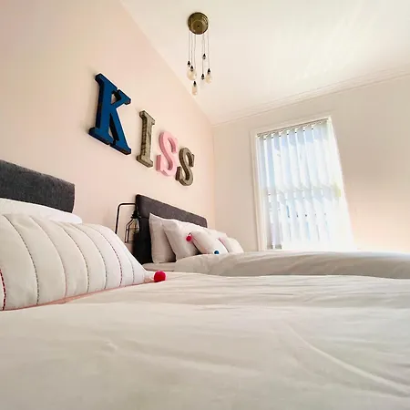 - 4 Beds - Sleeps 10 - Pet Friendly Holiday home *