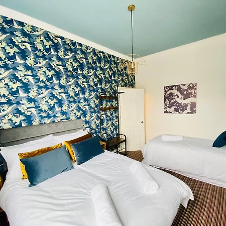 Holiday home - 4 Beds - Sleeps 10 - Pet Friendly *