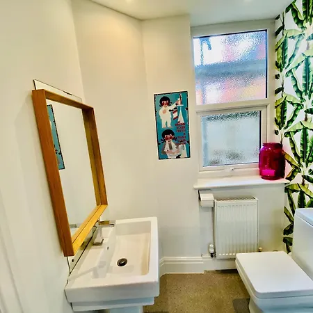 - 4 Beds - Sleeps 10 - Pet Friendly Holiday home *