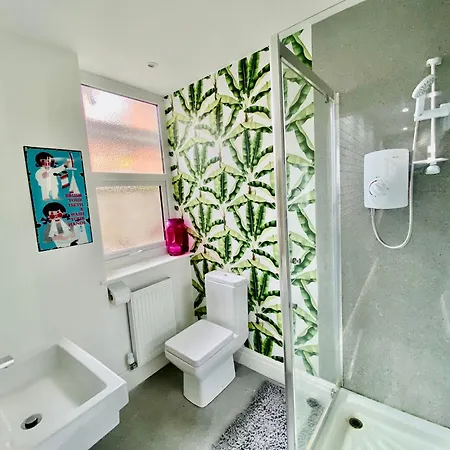 Holiday home - 4 Beds - Sleeps 10 - Pet Friendly