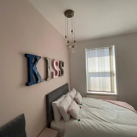- 4 Beds - Sleeps 10 - Pet Friendly Blackpool