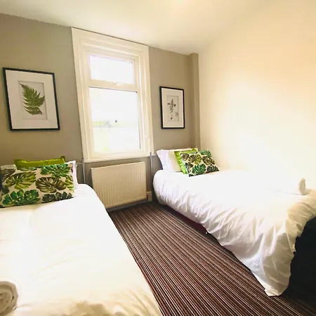 - 4 Beds - Sleeps 10 - Pet Friendly * Blackpool