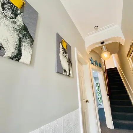 - 4 Beds - Sleeps 10 - Pet Friendly Holiday home Blackpool