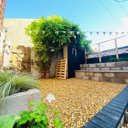 Holiday home - 4 Beds - Sleeps 10 - Pet Friendly *