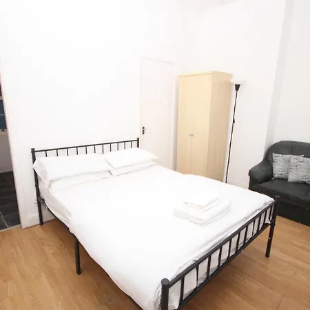 Cosy Casa: Beachfront Promenade Retreat With Free Parking