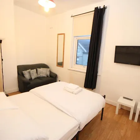 Cosy Casa: Beachfront Promenade Retreat With Free Parking *