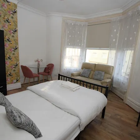 Cosy Casa: Beachfront Promenade Retreat With Free Parking Apartment