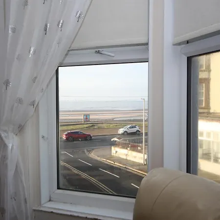 Apartment Cosy Casa: Beachfront Promenade Retreat With Free Parking