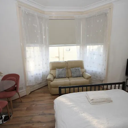 Cosy Casa: Beachfront Promenade Retreat With Free Parking