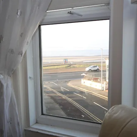 Apartment Cosy Casa: Beachfront Promenade Retreat With Free Parking *