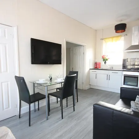 Cosy Casa: Beachfront Promenade Retreat With Free Parking