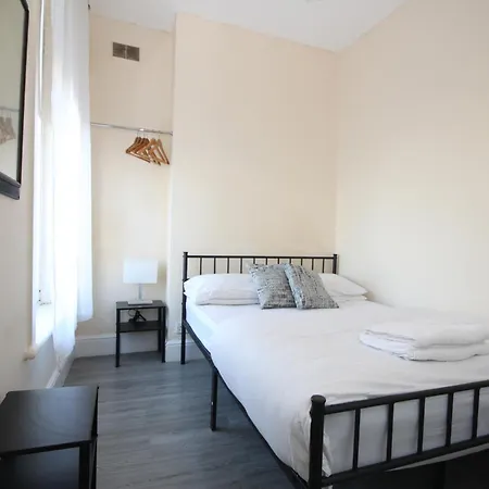 Cosy Casa: Beachfront Promenade Retreat With Free Parking