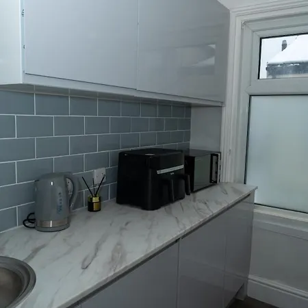 Beautiful 3-bedroom On Seafront With Free Parking
