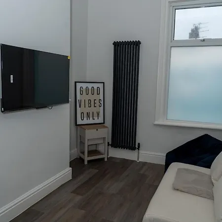 Beautiful 3-bedroom On Seafront With Free Parking Blackpool