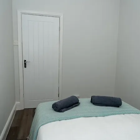 Apartment Beautiful 3-bedroom On Seafront With Free Parking