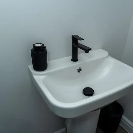 Apartment Beautiful 3-bedroom On Seafront With Free Parking *