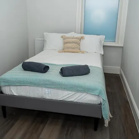Beautiful 3-bedroom On Seafront With Free Parking Apartment *