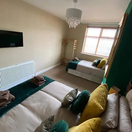 Ocean Hot Tub - Sleeps 11 * Blackpool