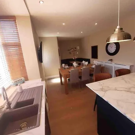 Ocean Hot Tub - Sleeps 11 Holiday home Blackpool