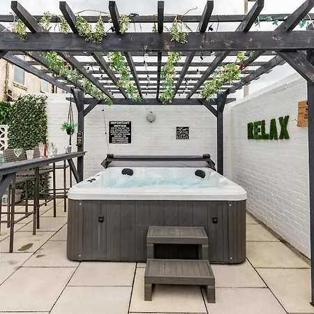 Ocean Hot Tub - Sleeps 11 * Blackpool