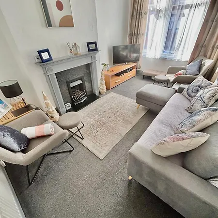 Entire In With Free Parking And A Private Patio Garden *