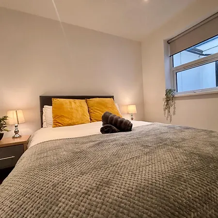 Franks 1 - Outdoor Courtyard - Sleeps 6 Blackpool