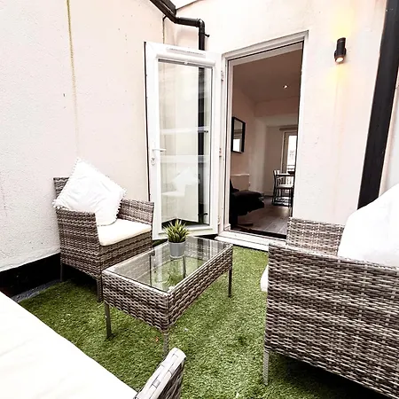 Franks 1 - Outdoor Courtyard - Sleeps 6 Apartment